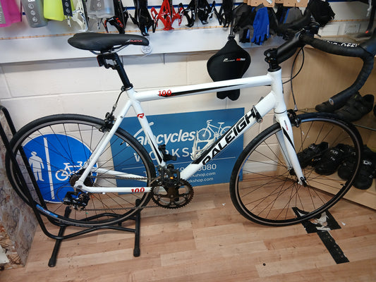 Raleigh R100 Road bike in White - Valecycles