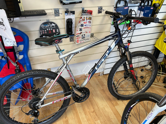 GT Aggressor xc3 mountain bike 20 inch frame